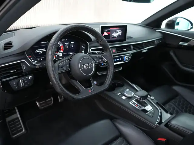 Audi RS4 view 8