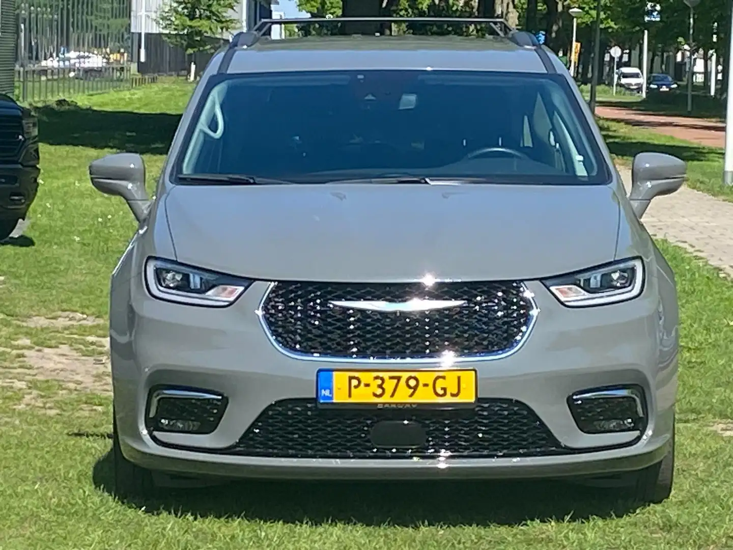 Chrysler Grand Voyager Pacifica 3.6L Touring Plug-in Hybride Grau - 2