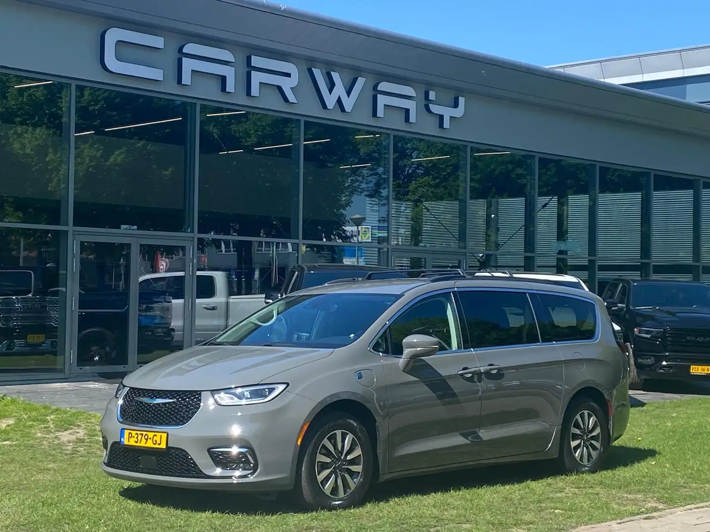 Chrysler Grand Voyager Pacifica 3.6L Touring Plug-in Hybride Grau - 1