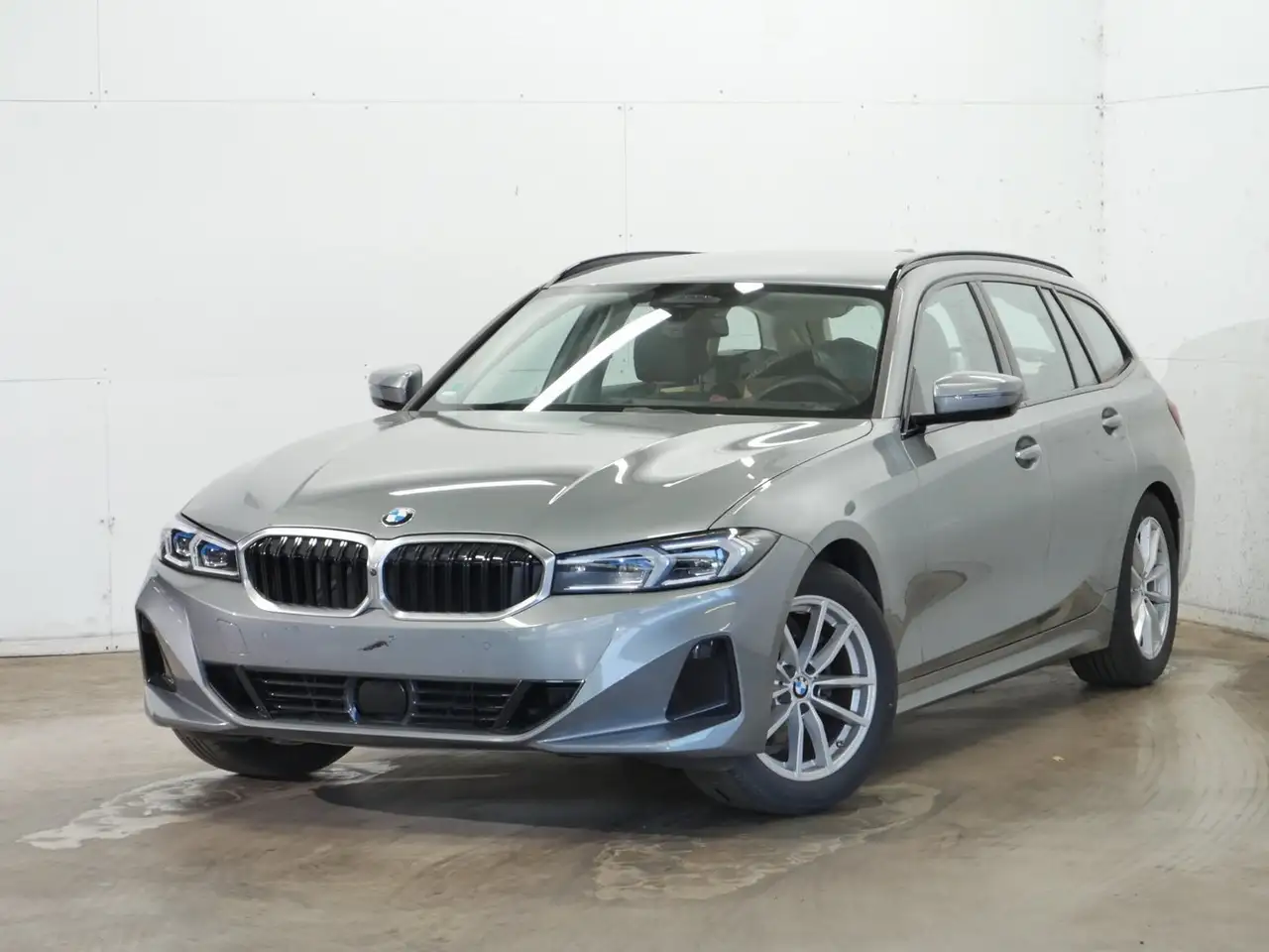 BMW 318 i Tour. AHK, DrivAssProf, ParkAss+, Head-Up, uvm. — photo 1 of 7