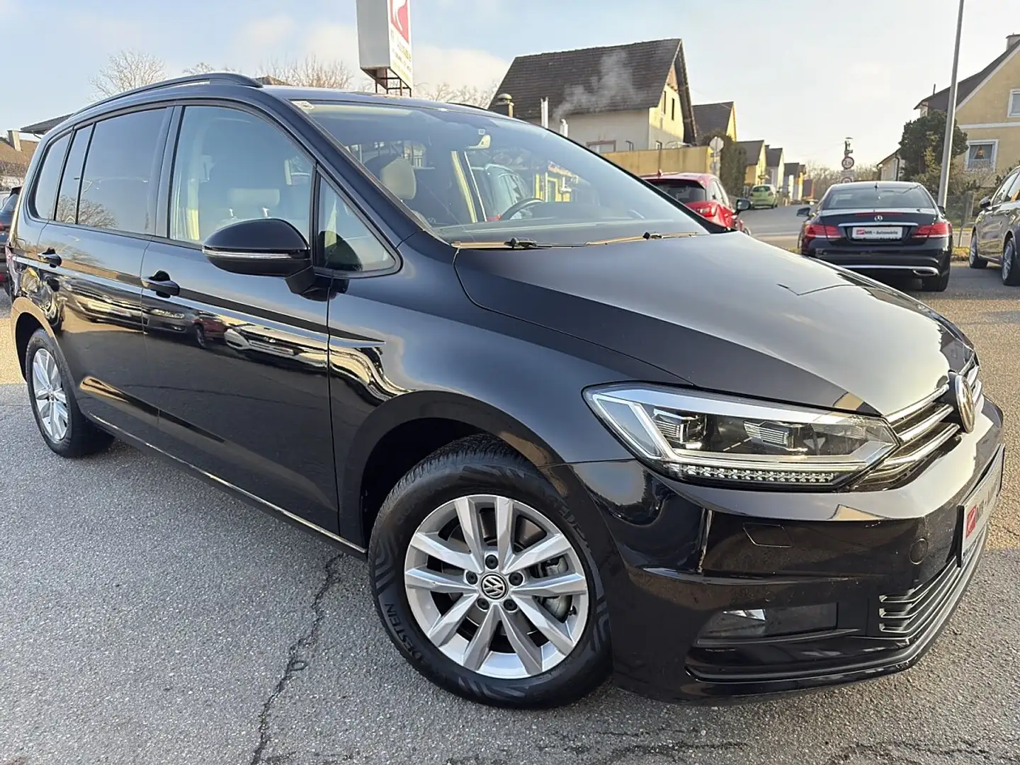 Volkswagen Touran Comfortline 1,6 SCR TDI DSG Schwarz - 1