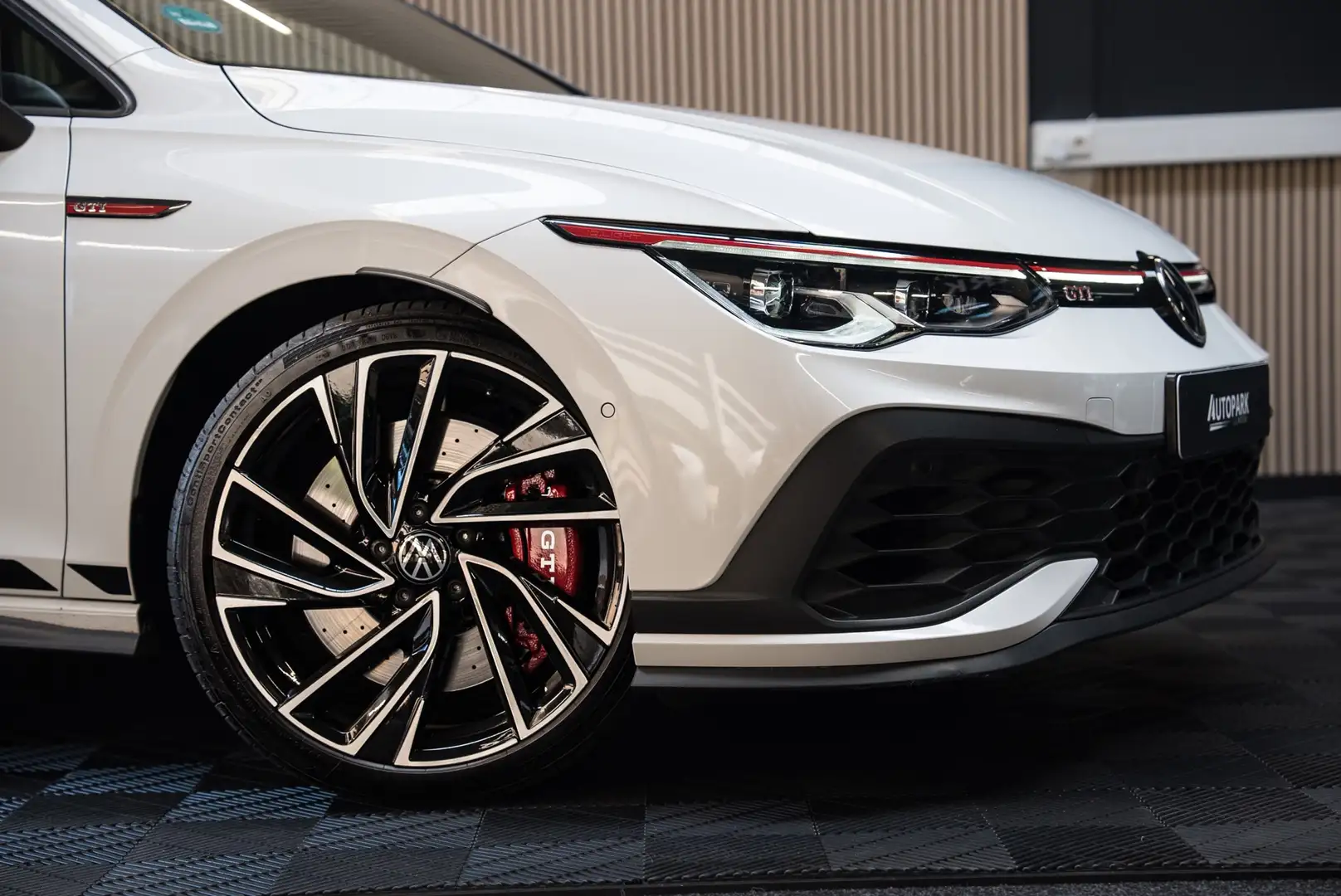 Volkswagen Golf GTI 2.0 TSI CLUBSPORT PANO/H&K/LEDER/HUD/MEMORY/IQLIGH Wit - 2