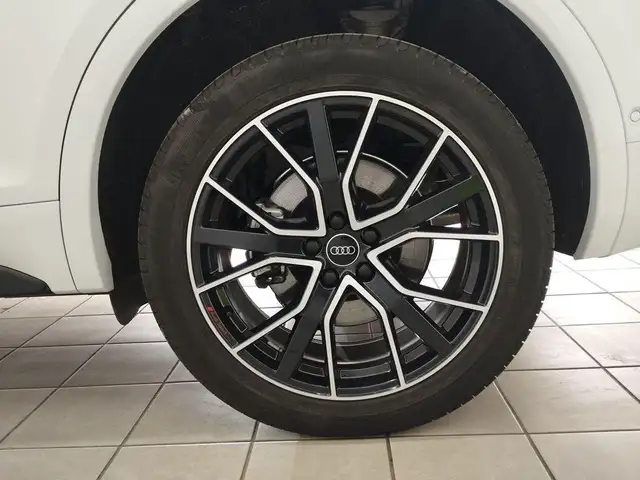 Audi Q5 view 10