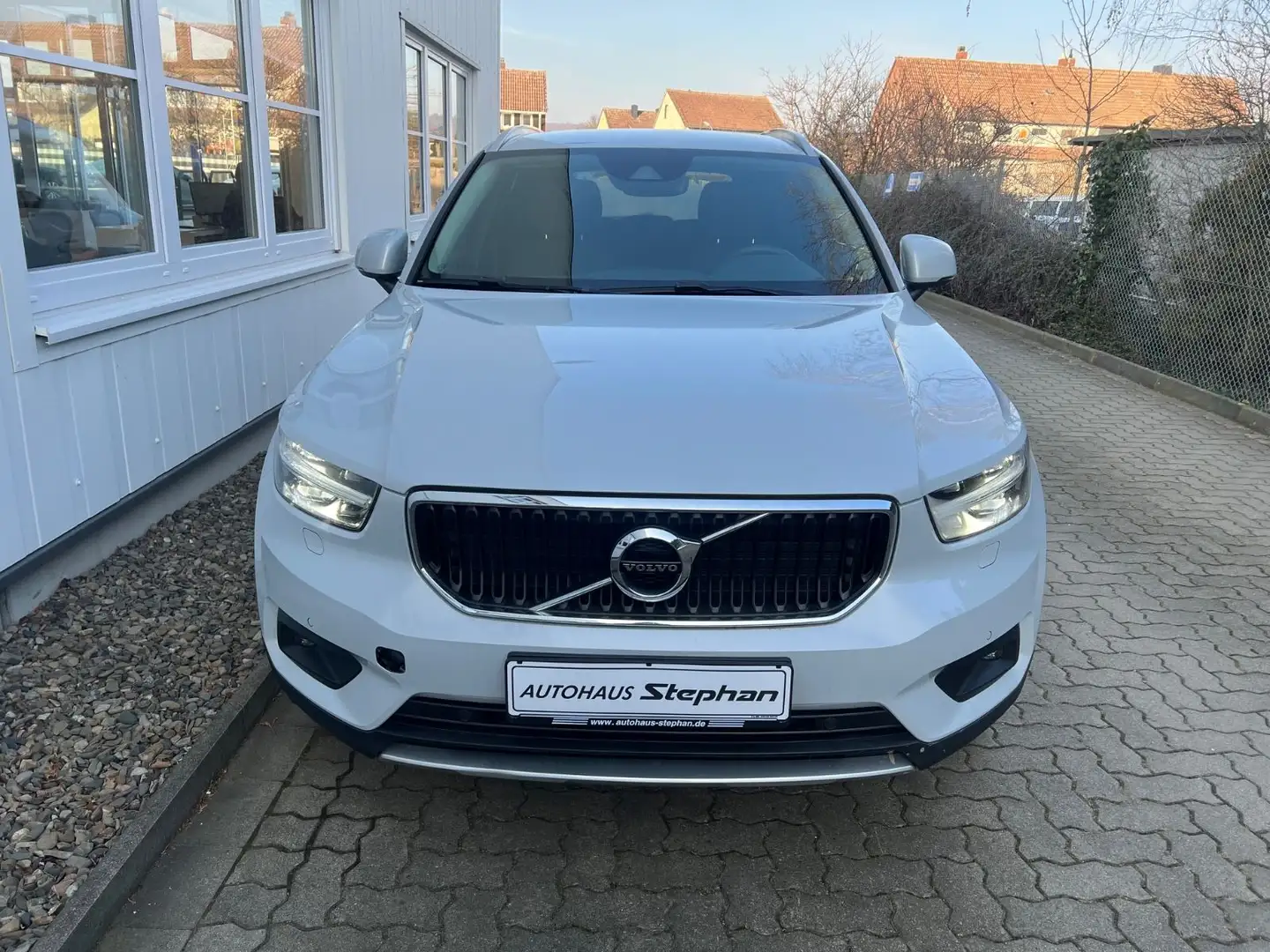 Volvo XC40 D3 Automatik Momentum Pro AHK GARANTIE Silber - 2
