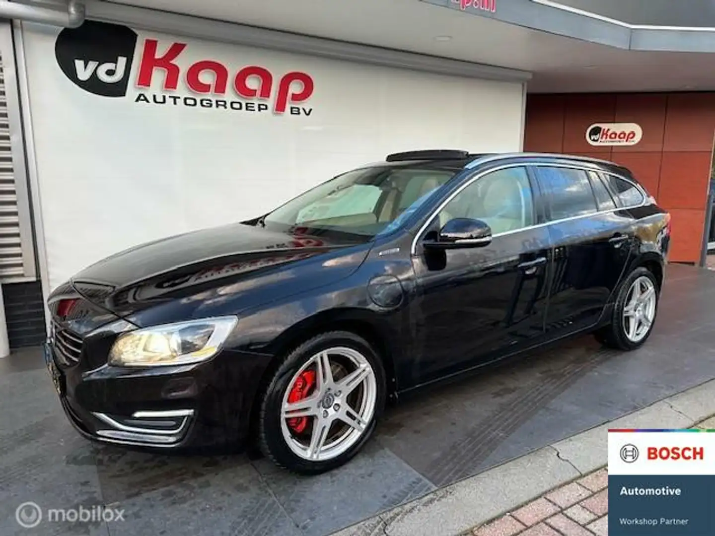 Volvo V60 2.4 D6 AWD Plug-In Hybrid Summum Zwart - 1