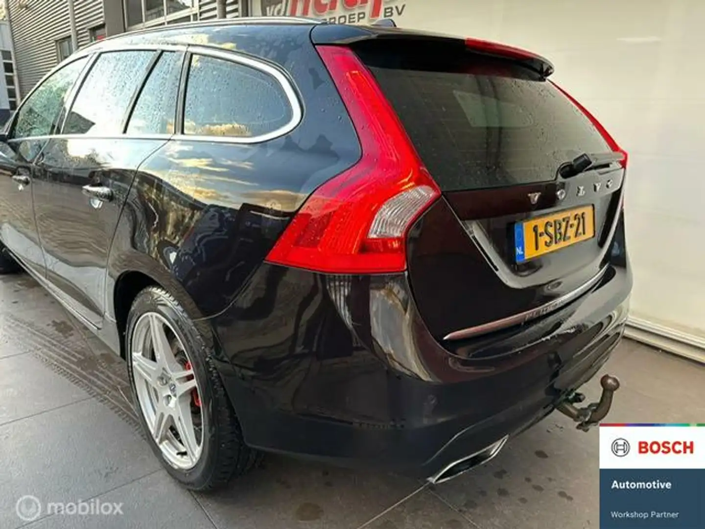 Volvo V60 2.4 D6 AWD Plug-In Hybrid Summum Zwart - 2