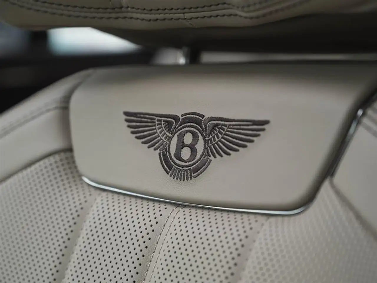 Bentley Flying Spur снимка Bentley Flying Spur