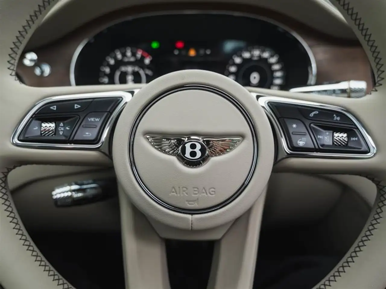 Bentley Flying Spur снимка Bentley Flying Spur