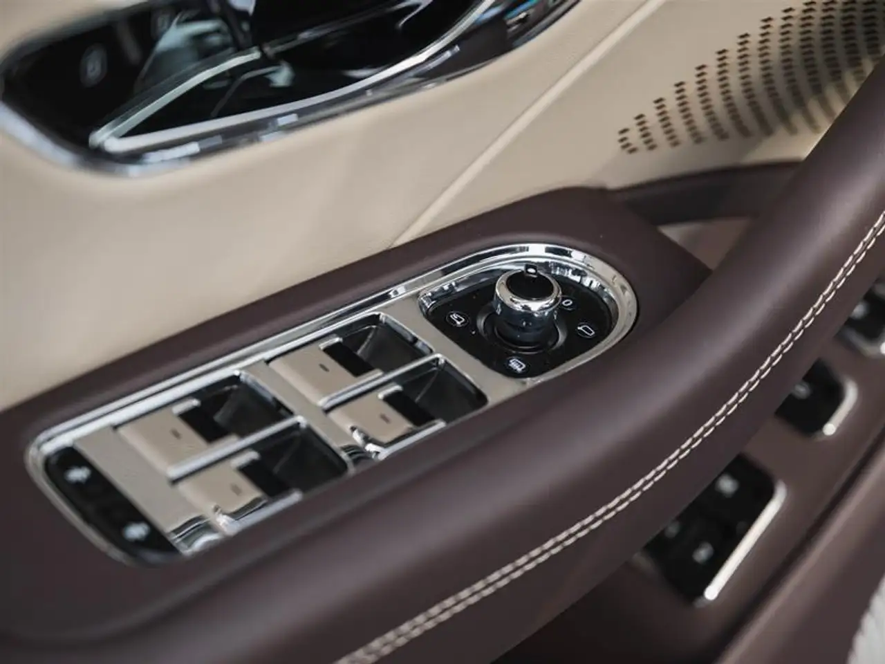 Bentley Flying Spur снимка Bentley Flying Spur