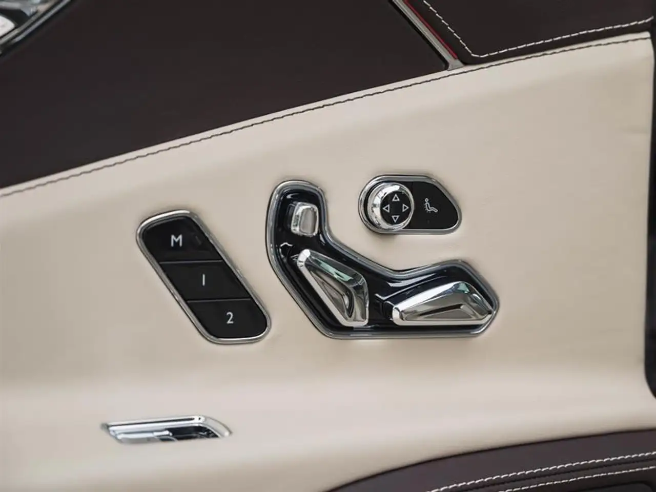 Bentley Flying Spur снимка Bentley Flying Spur