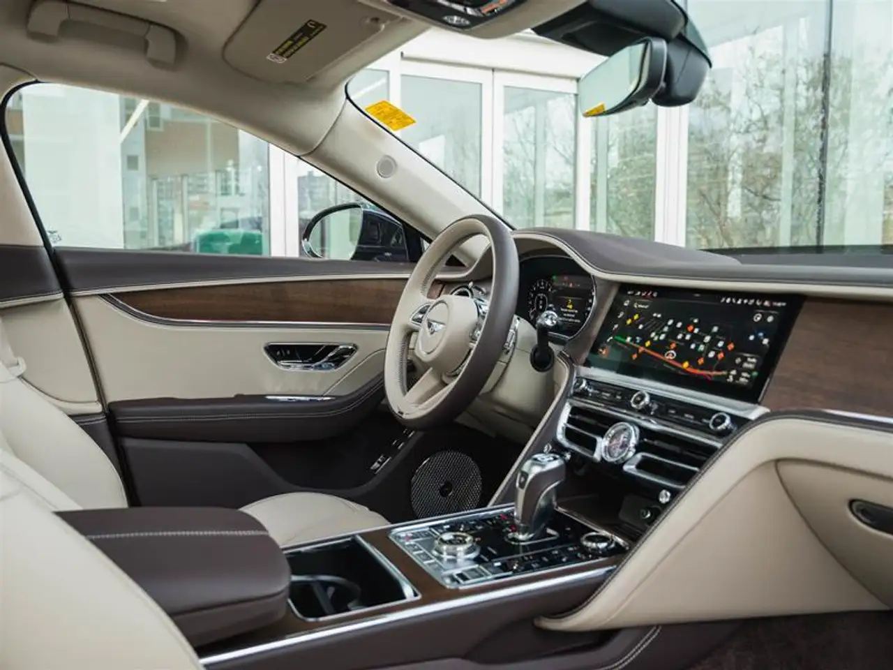 Bentley Flying Spur снимка Bentley Flying Spur