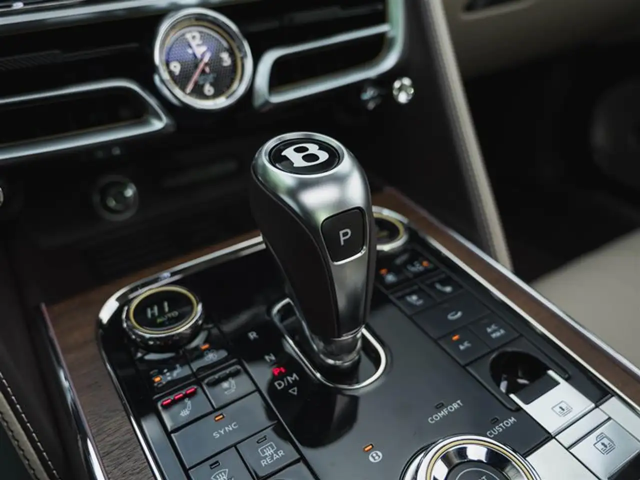 Bentley Flying Spur снимка Bentley Flying Spur