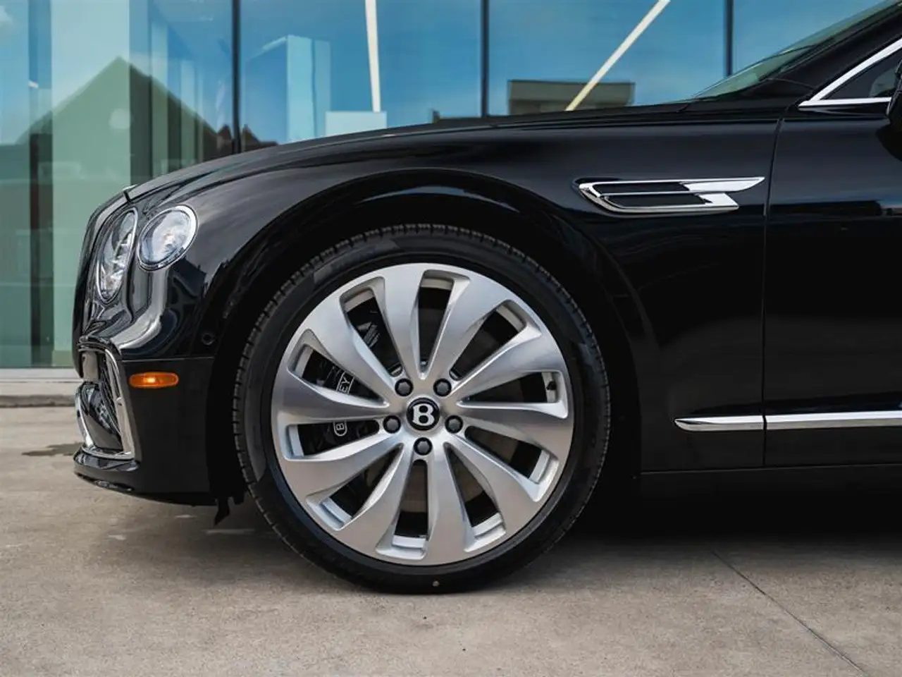Bentley Flying Spur снимка Bentley Flying Spur