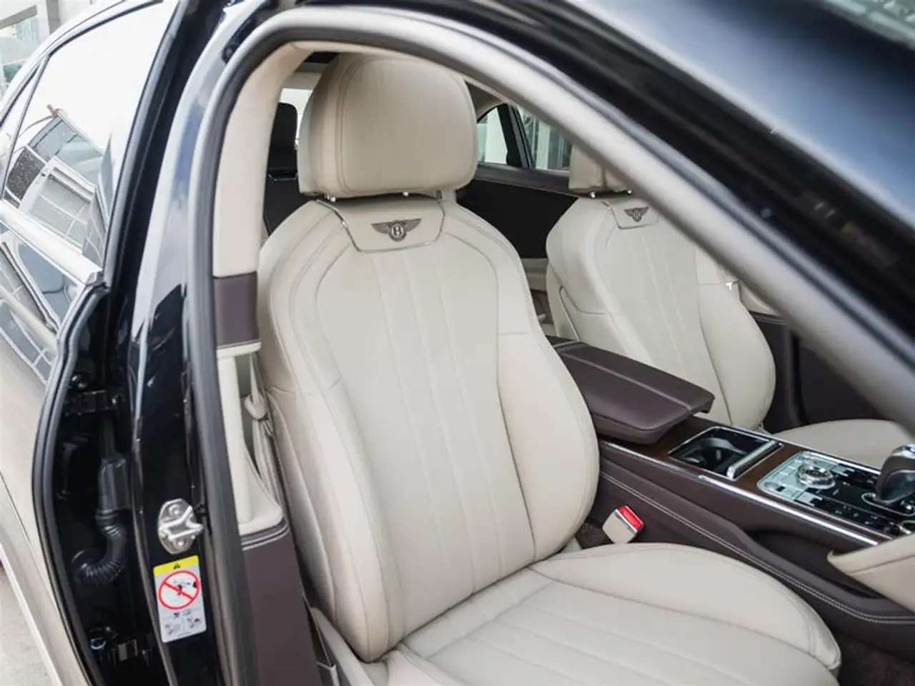 Bentley Flying Spur снимка Bentley Flying Spur