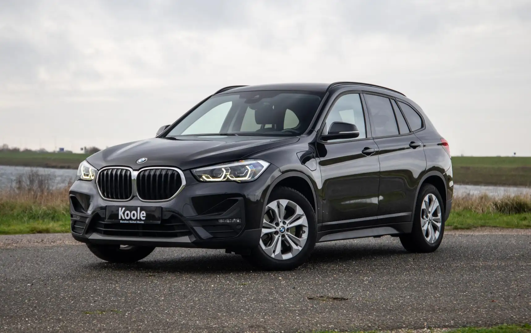 BMW X1 xDrive25e Executive CAMERA / CARPLAY / AUTOMAAT / Zwart - 2