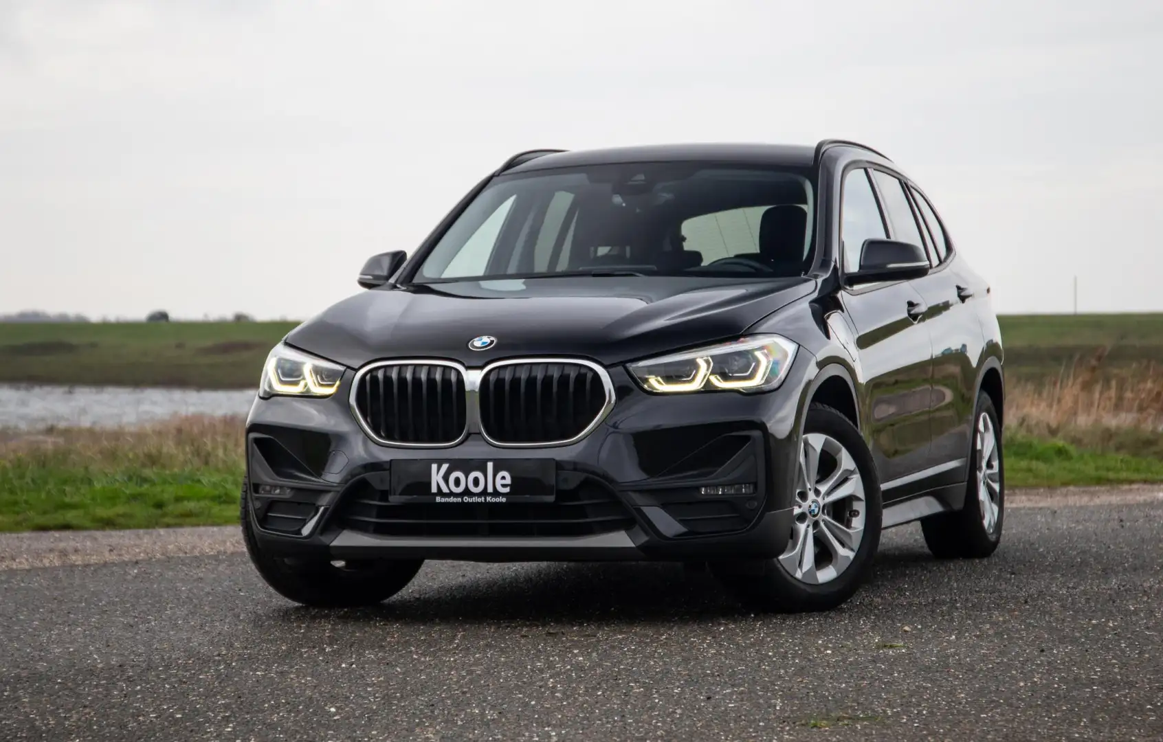 BMW X1 xDrive25e Executive CAMERA / CARPLAY / AUTOMAAT / Zwart - 1