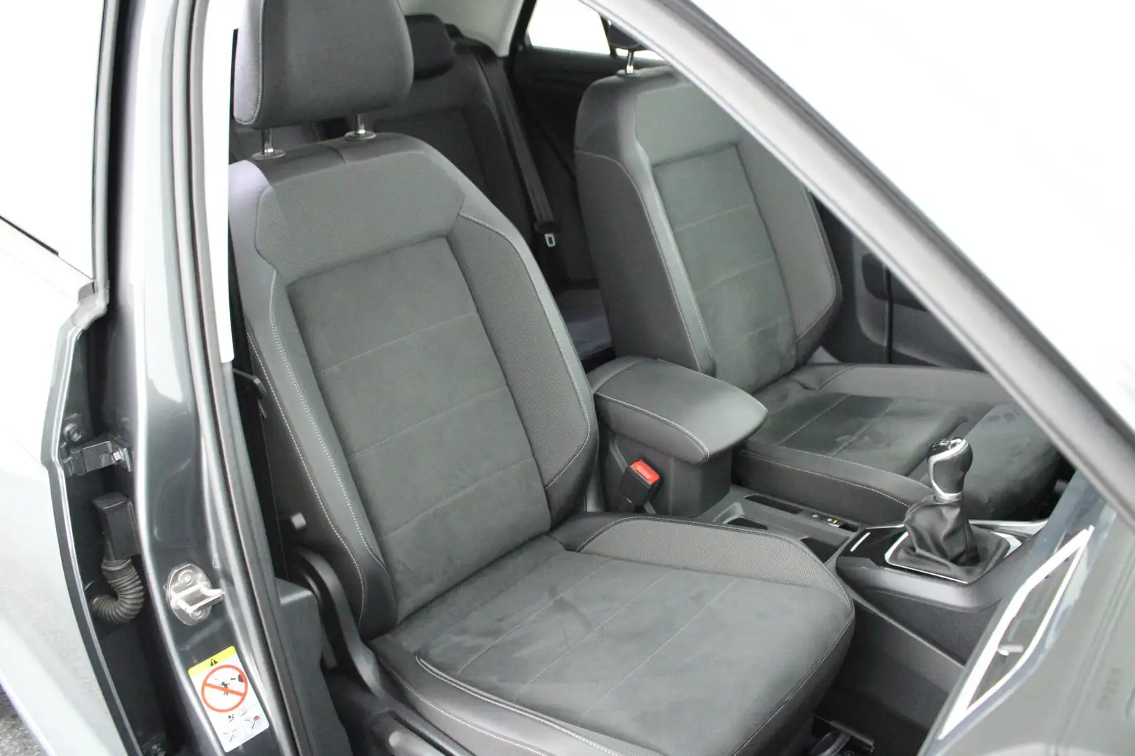 Volkswagen T-Roc 1.0 TSI 110pk H6 Style Camera Keyless Panoramadak Grijs - 2