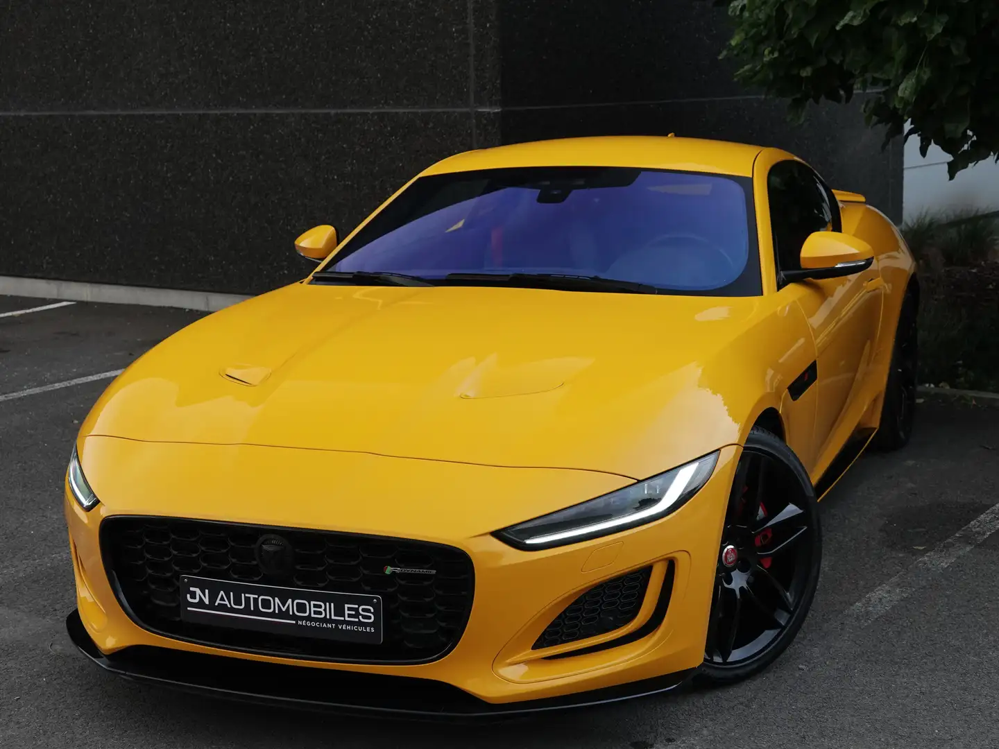 Jaguar F-Type F-Type Coupe 2.0 i4 P300 R-Dynamic Jaune - 2