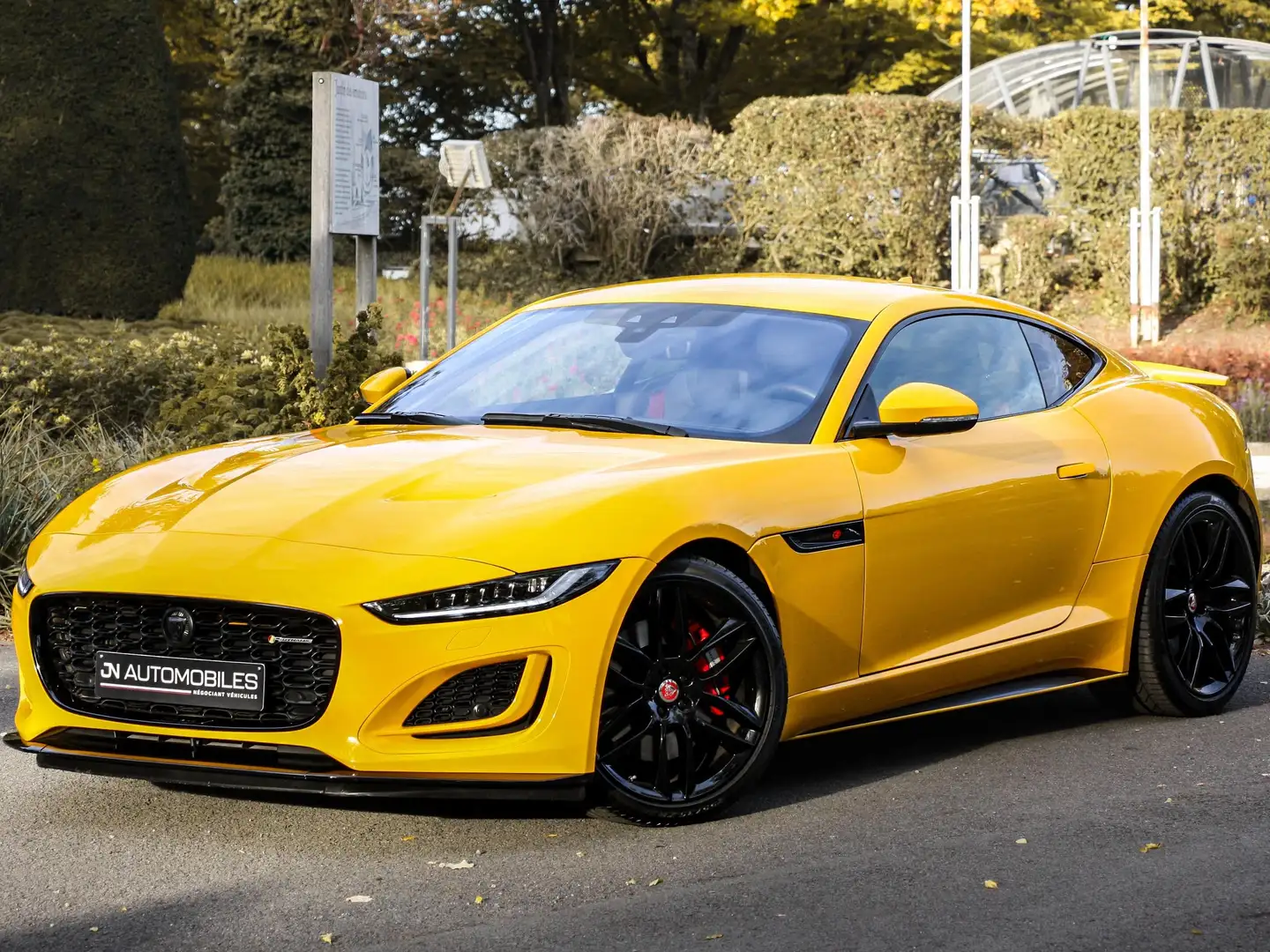 Jaguar F-Type F-Type Coupe 2.0 i4 P300 R-Dynamic Geel - 1