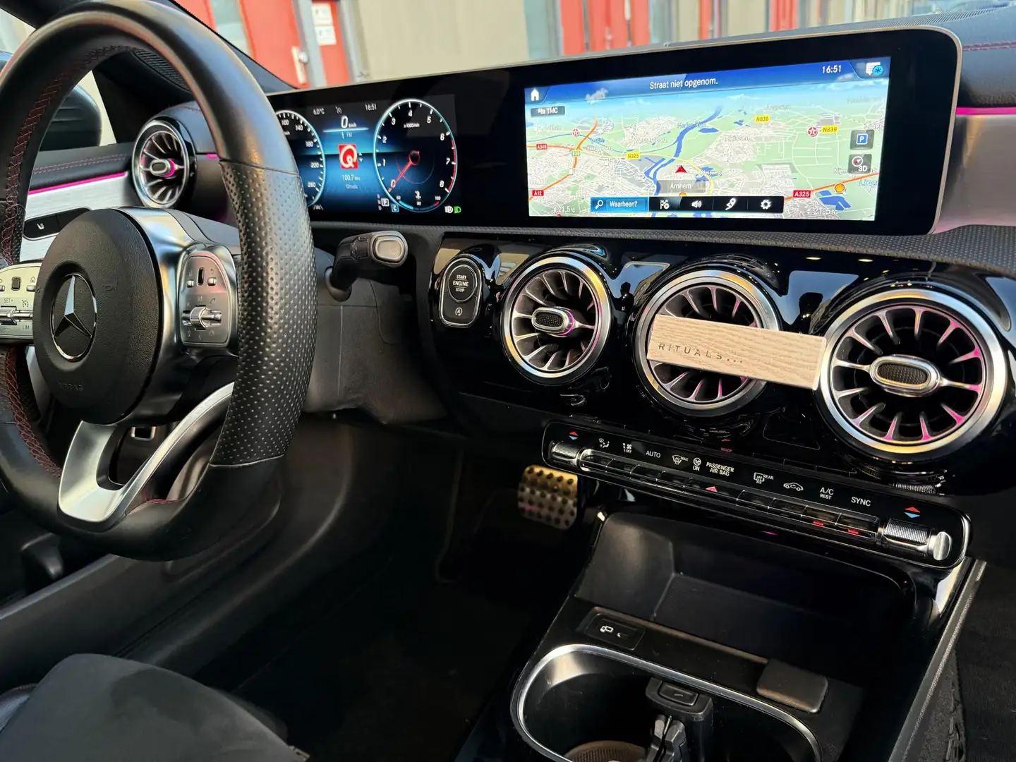 Mercedes-Benz CLA 250 4MATIC Premium Plus, AMG Line, Panoramadak Gris - 2