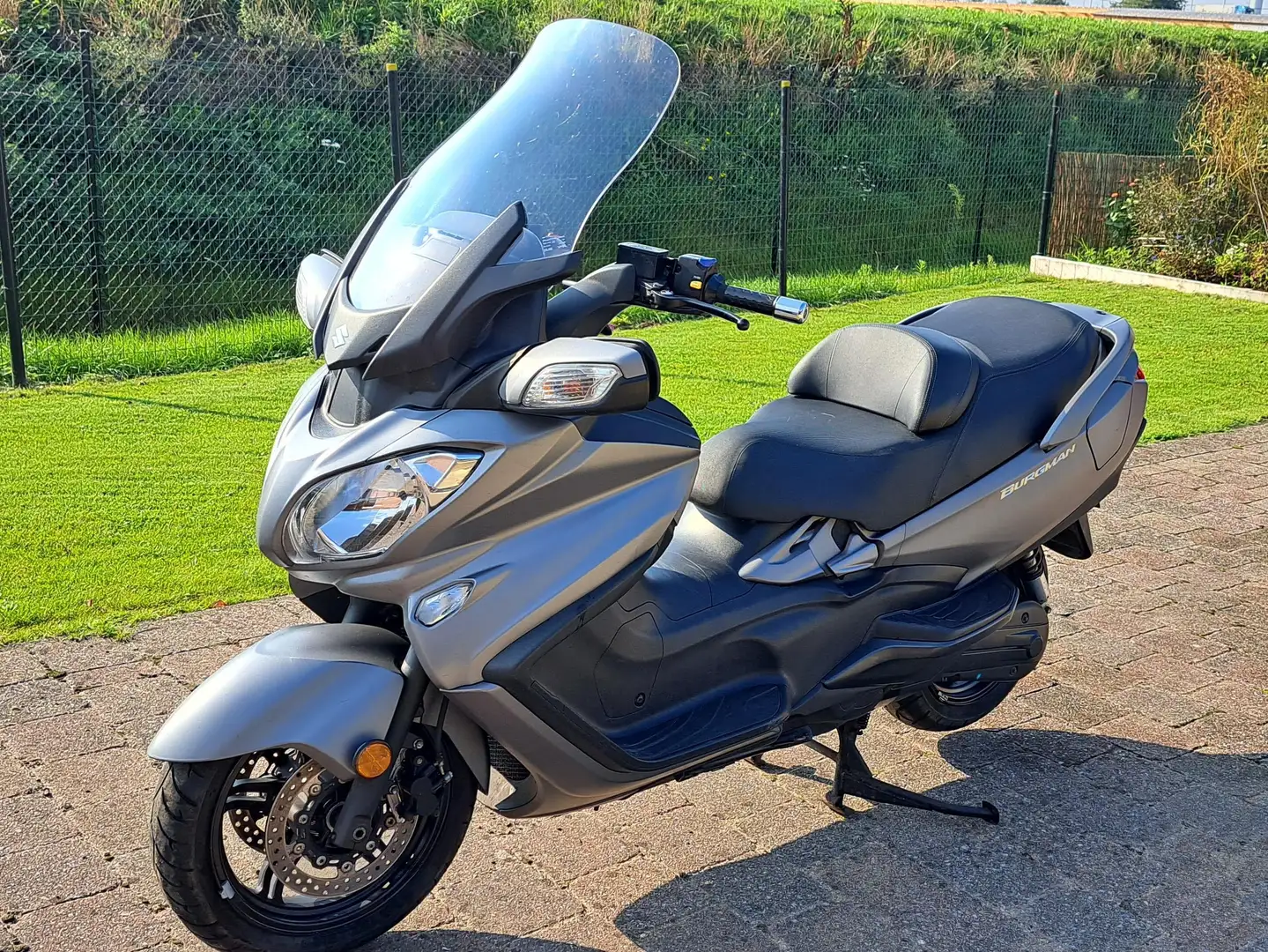 Suzuki Burgman 650 Maxi scooter Gris - 1