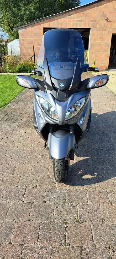 Suzuki Burgman 650 Maxi scooter Gris - 2