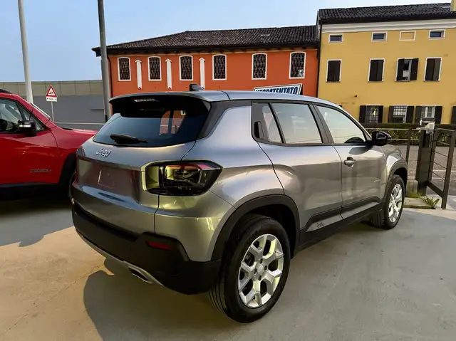 Jeep Avenger view 3