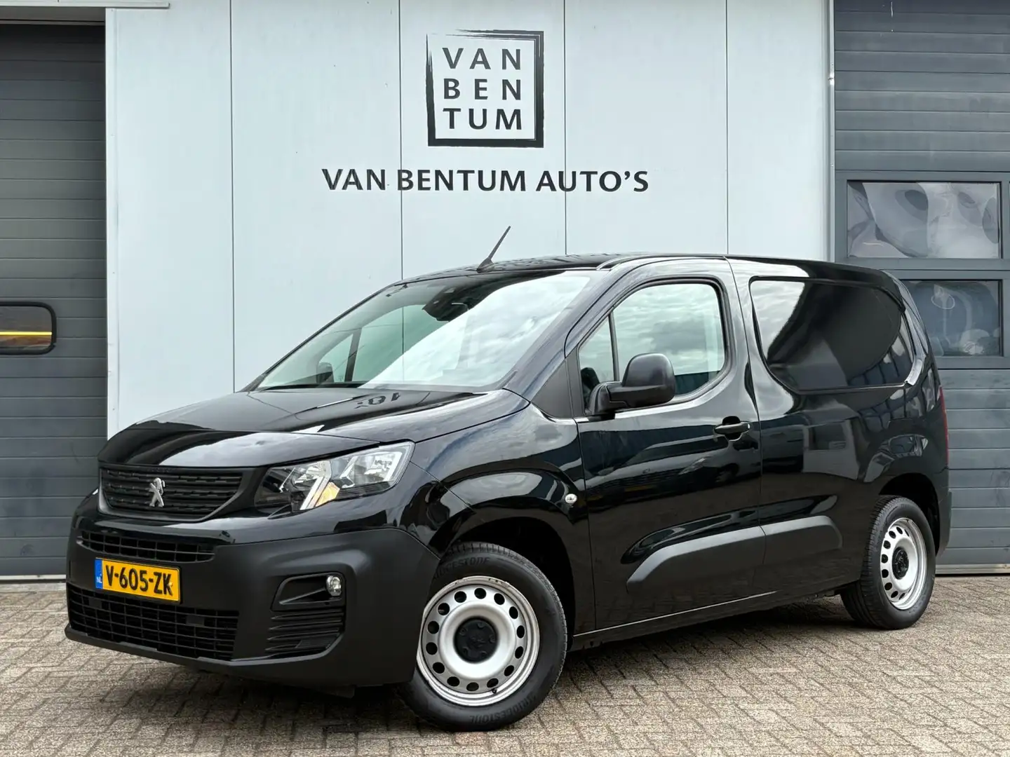 Peugeot Partner 1.5 BlueHDI 130pk Premium Navi Airco Cruise Carpla Zwart - 1