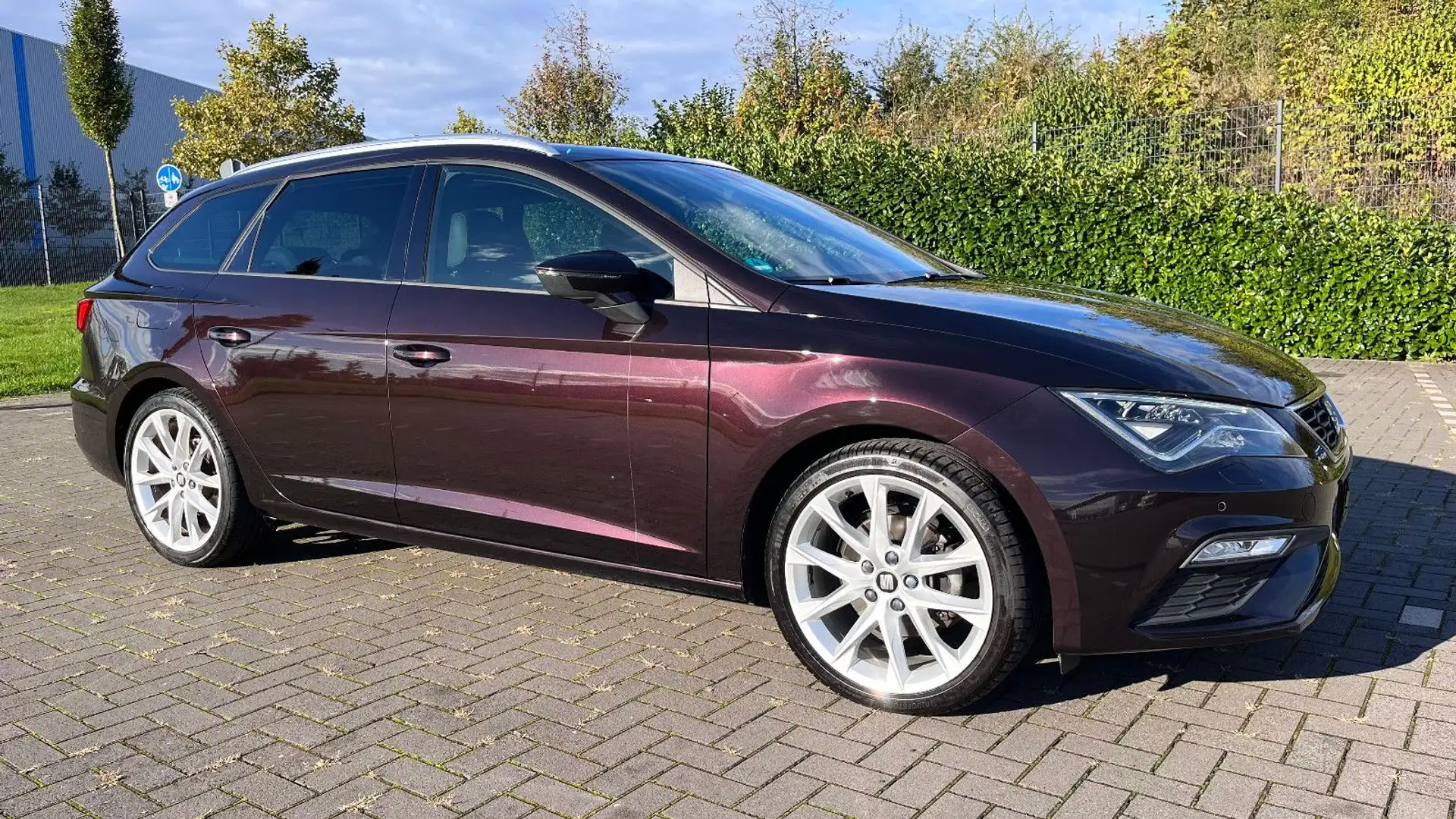SEAT Leon ST FR-Line DAB Navi Kamera AHK Violett - 2
