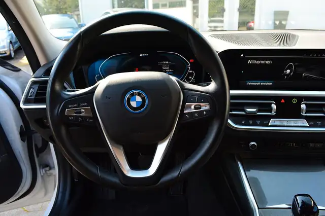 BMW 3 Series view 10