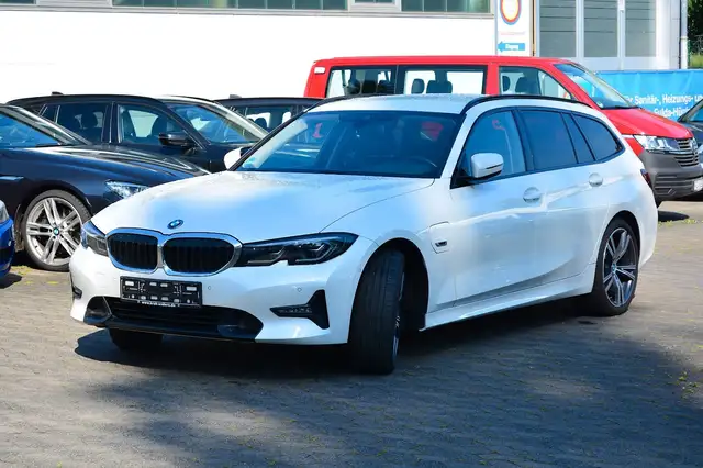 BMW 3 Series view 4