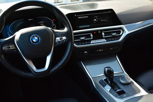 BMW 3 Series view 13
