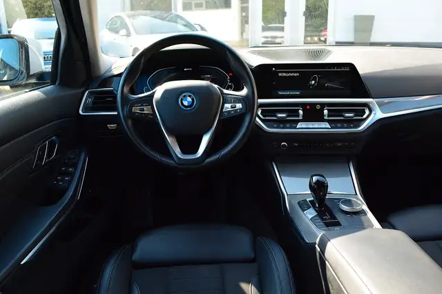 BMW 3 Series view 12