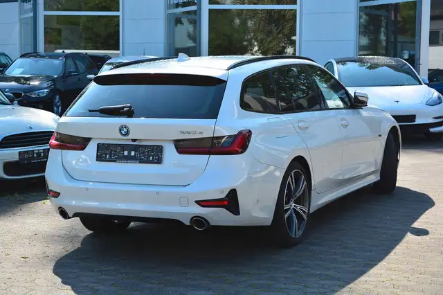 BMW 3 Series view 6