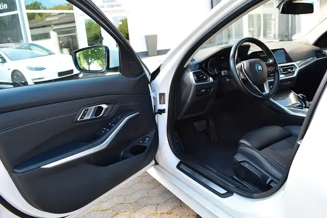 BMW 3 Series view 8