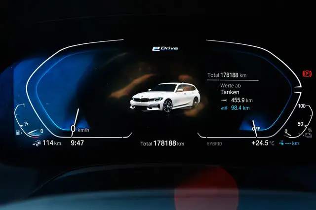 BMW 3 Series view 11