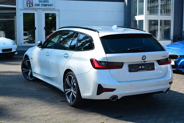 BMW 3 Series view 5
