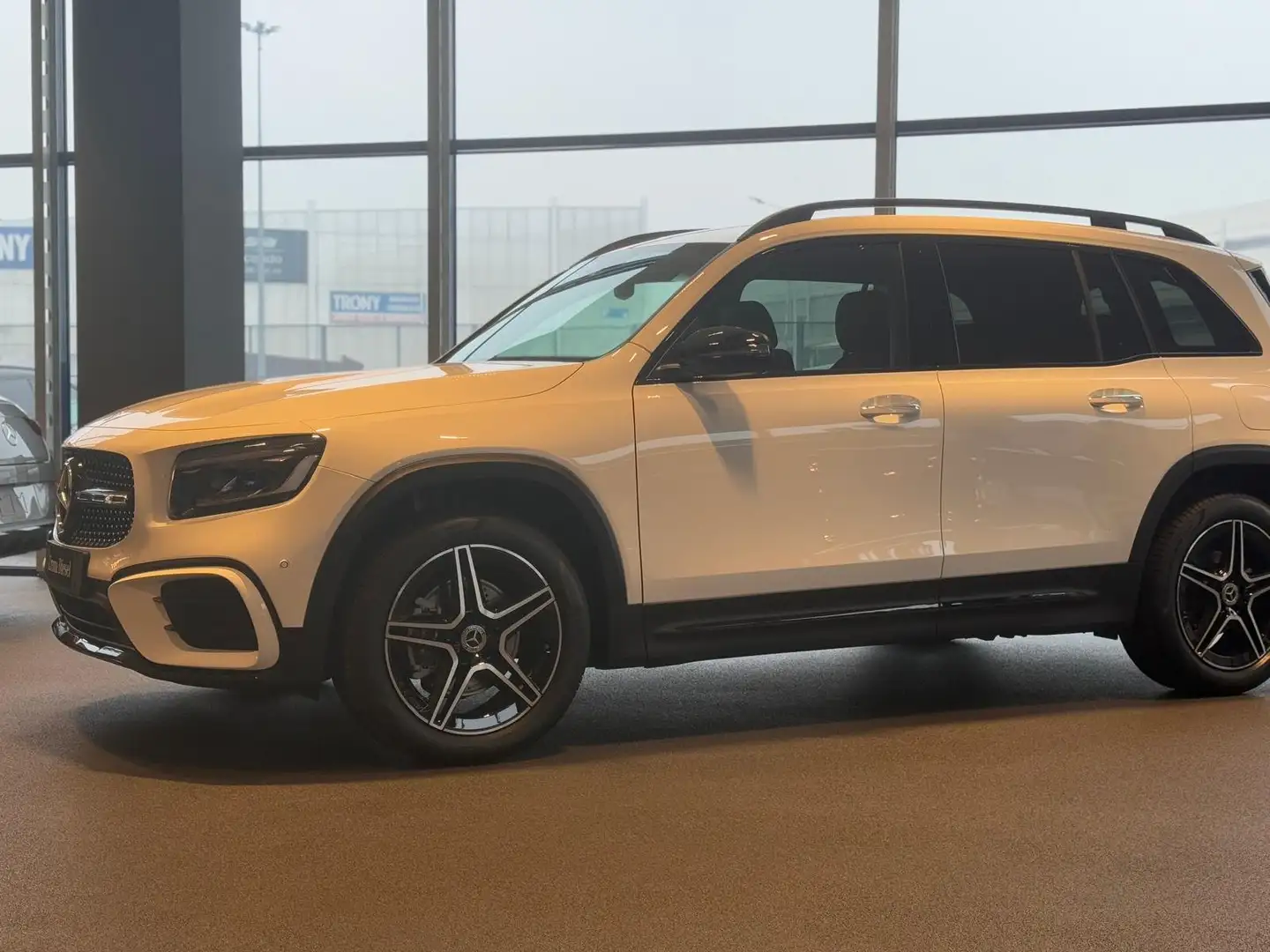 Mercedes-Benz GLB 180 GLB 180d AMG Line ADVANCED PLUS Білий - 2
