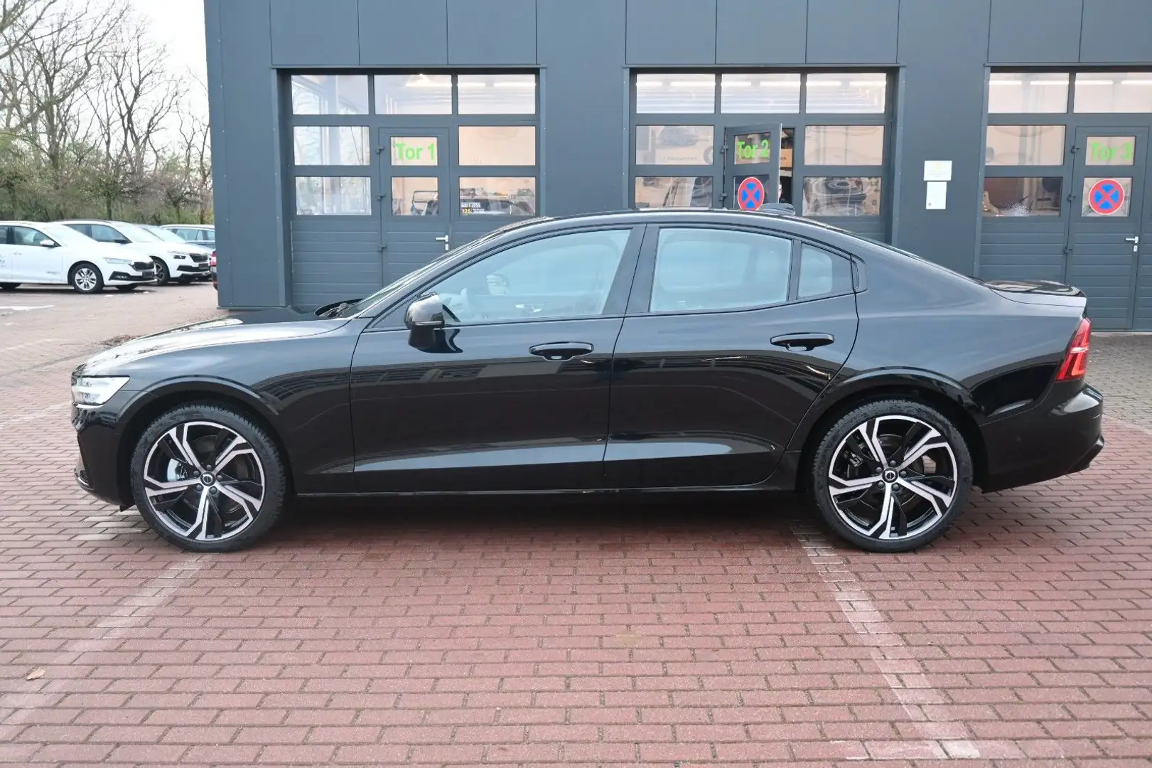Volvo S60 B4 B DSG Plus Dark*STHZG*360°*PANO*ACC*AHK Schwarz - 2