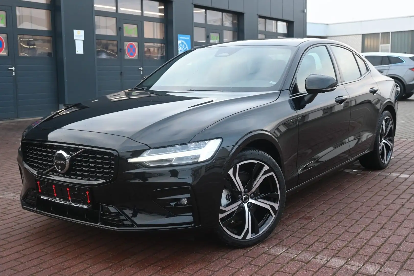 Volvo S60 B4 B DSG Plus Dark*STHZG*360°*PANO*ACC*AHK Schwarz - 1