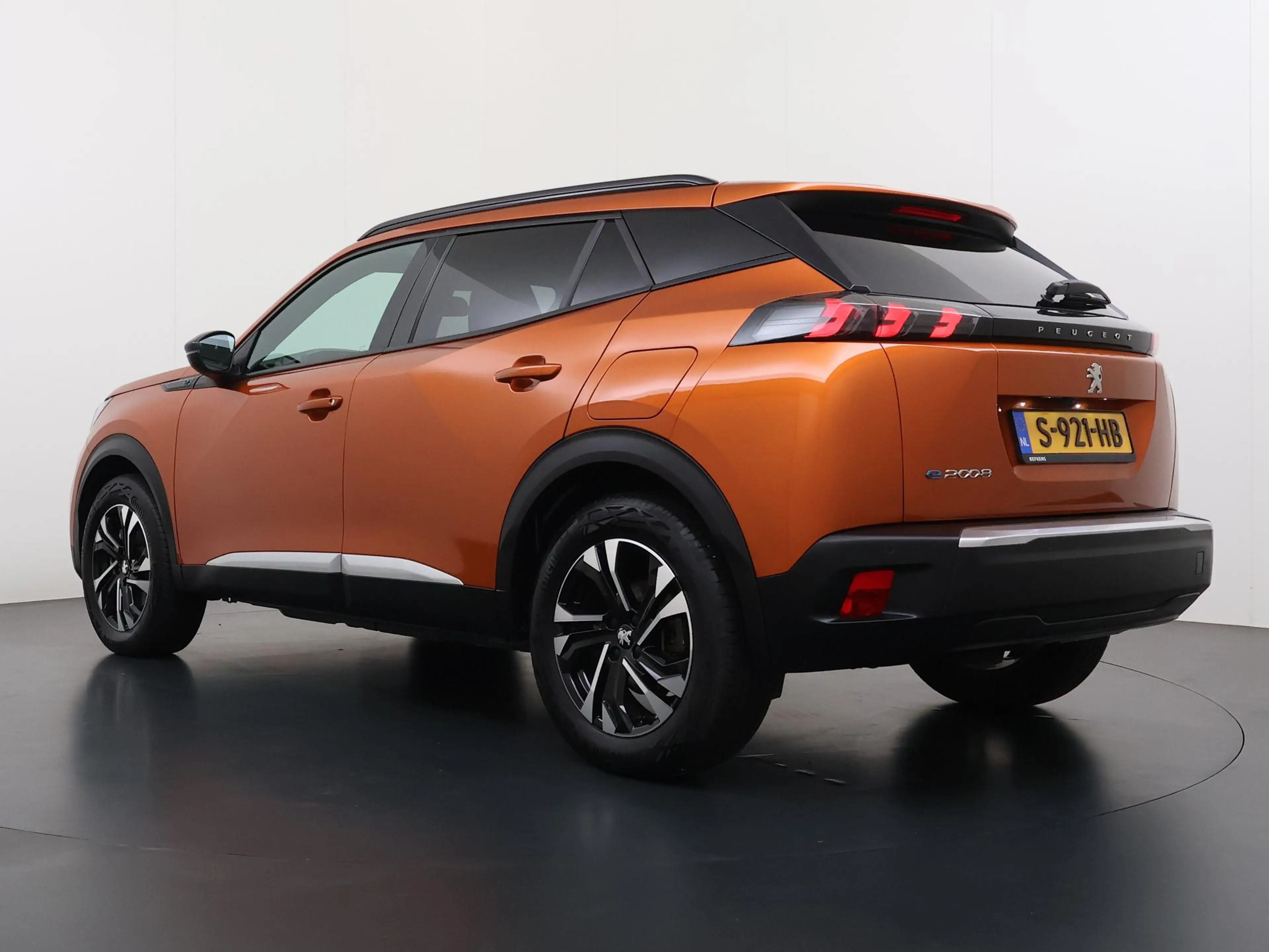Peugeot e-2008 SUV Allure Pack 50 kWh 136pk | Navigatie via Apple — photo 6