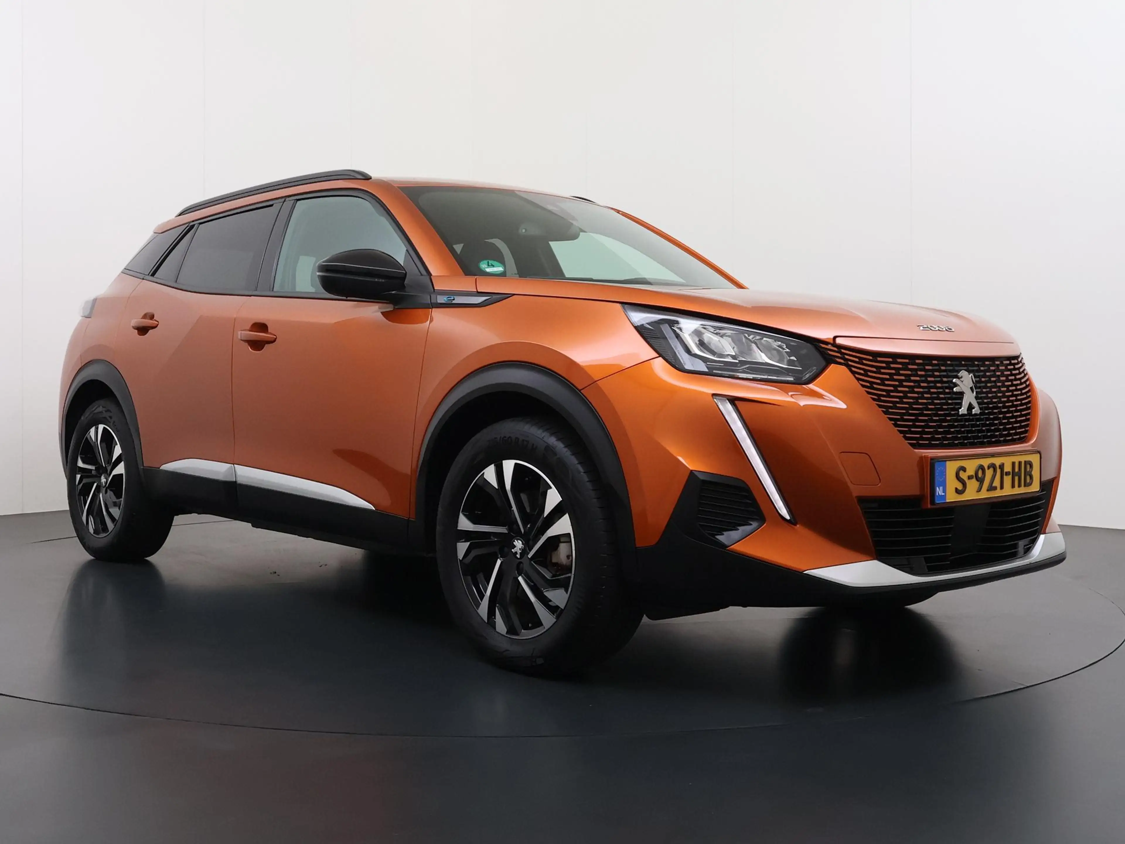 Peugeot e-2008 SUV Allure Pack 50 kWh 136pk | Navigatie via Apple — photo 2