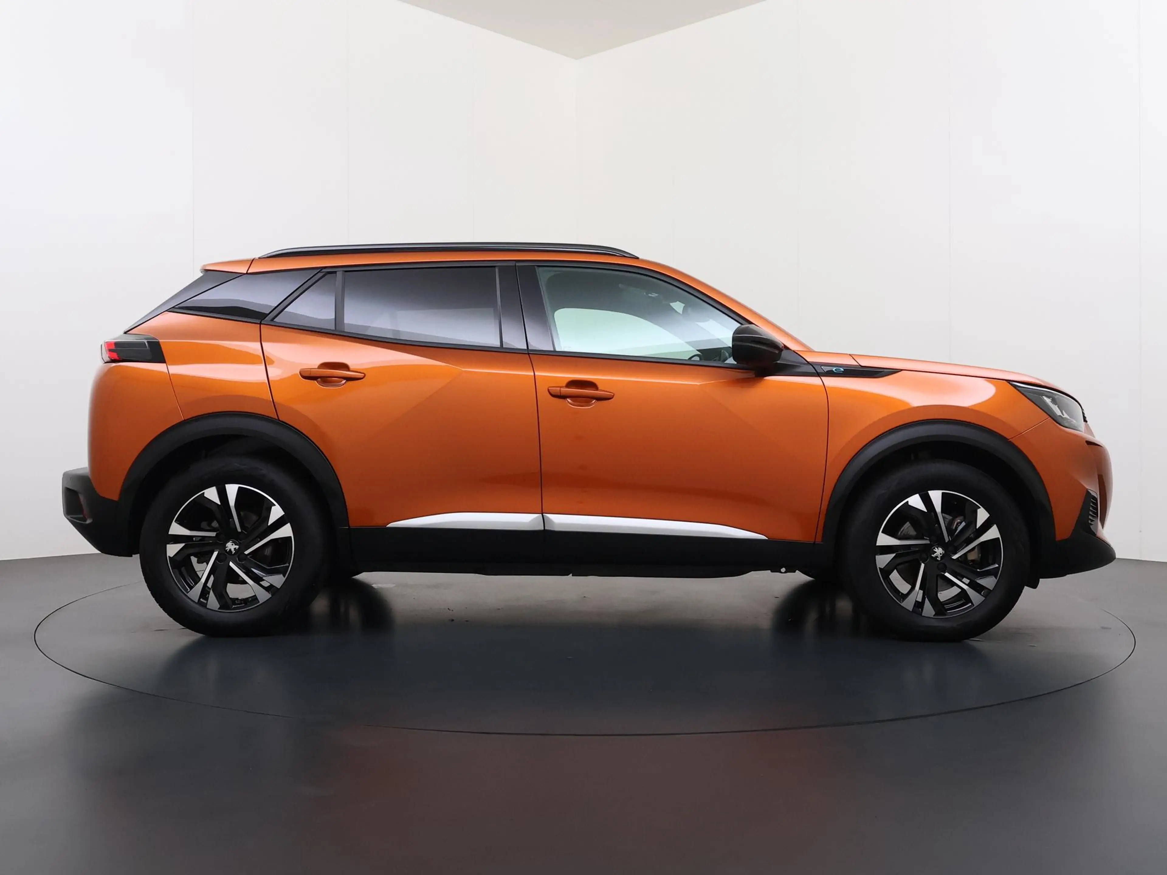 Peugeot e-2008 SUV Allure Pack 50 kWh 136pk | Navigatie via Apple — photo 9