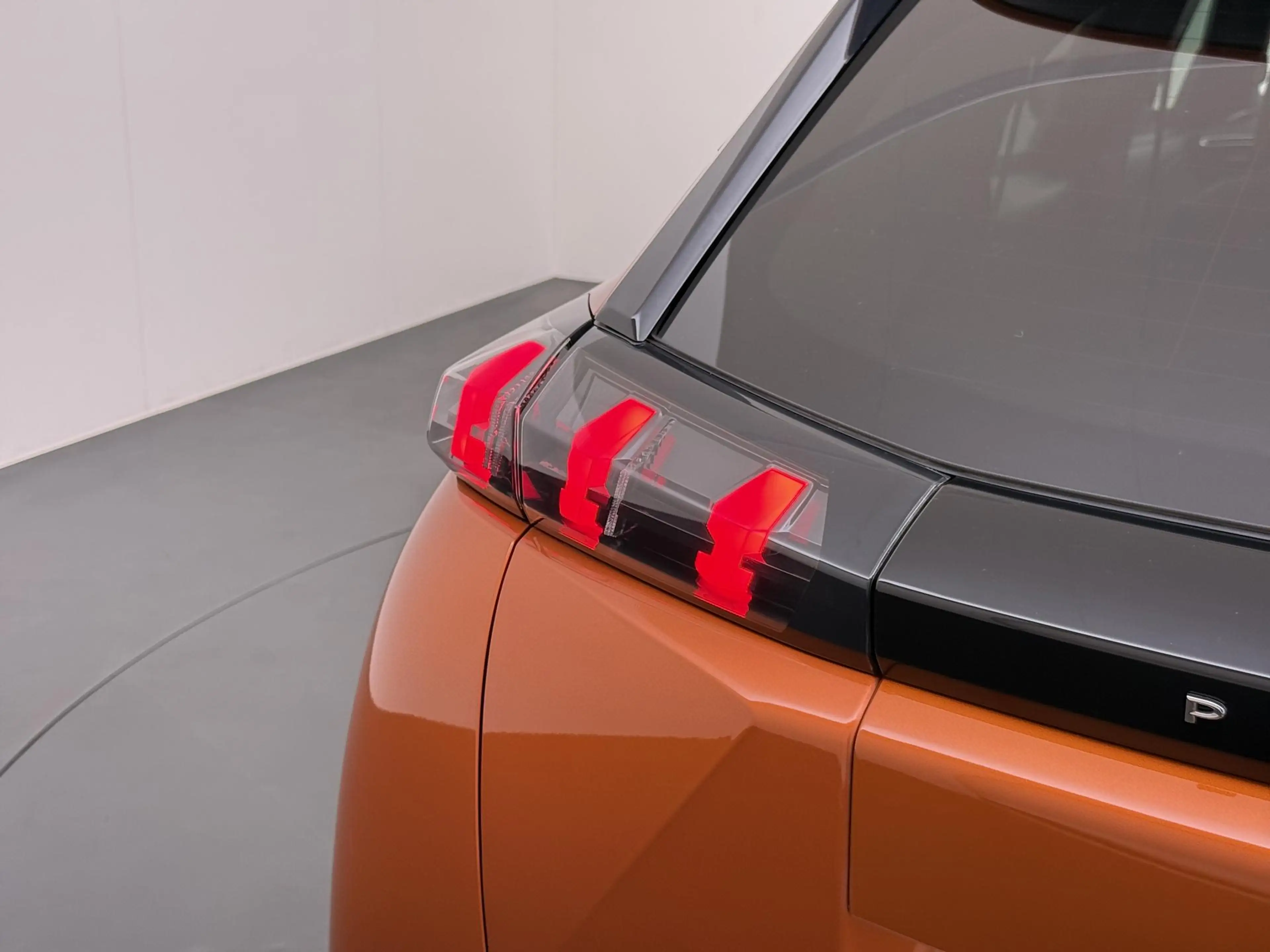 Peugeot e-2008 SUV Allure Pack 50 kWh 136pk | Navigatie via Apple — photo 10