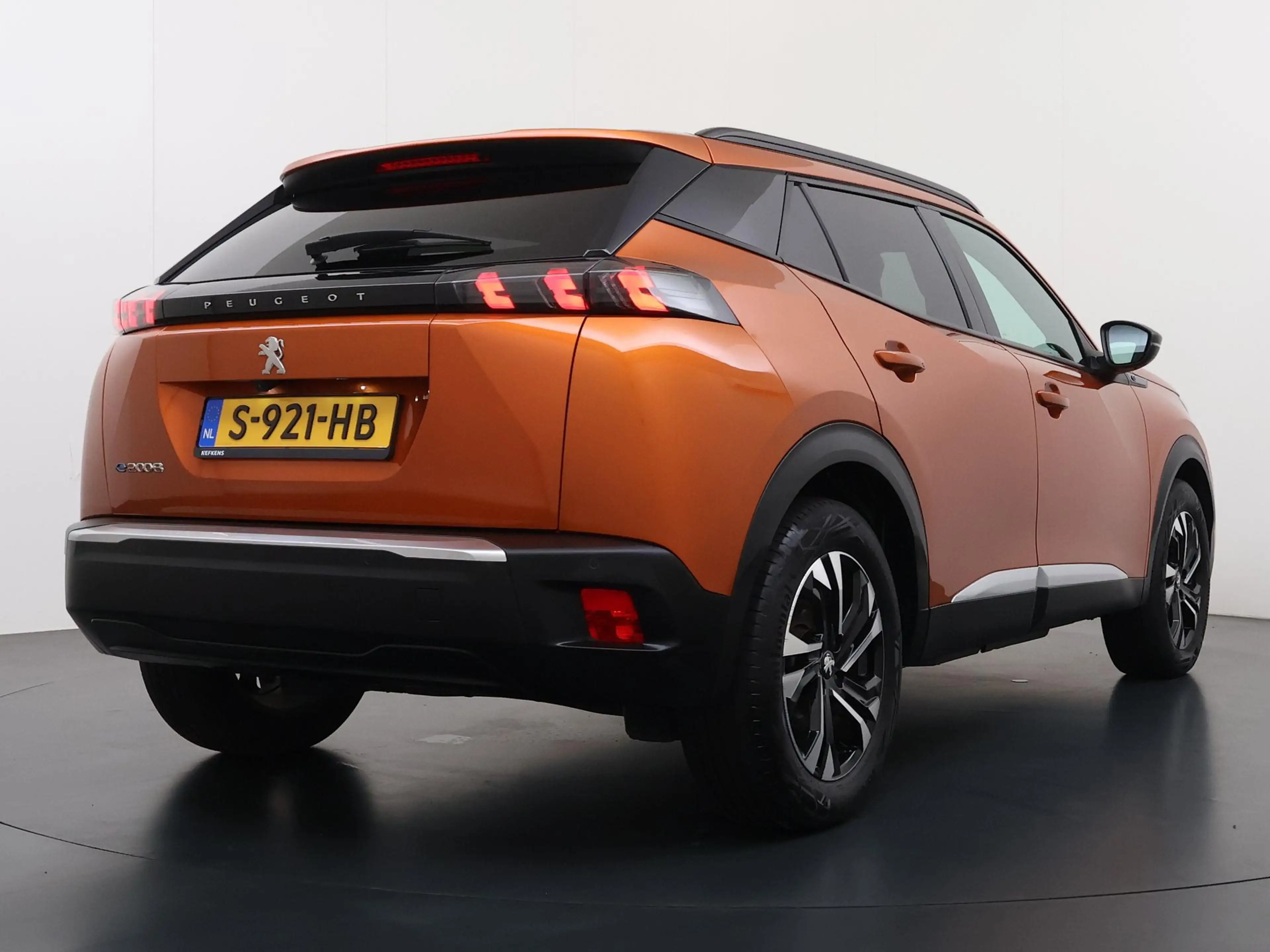 Peugeot e-2008 SUV Allure Pack 50 kWh 136pk | Navigatie via Apple — photo 8