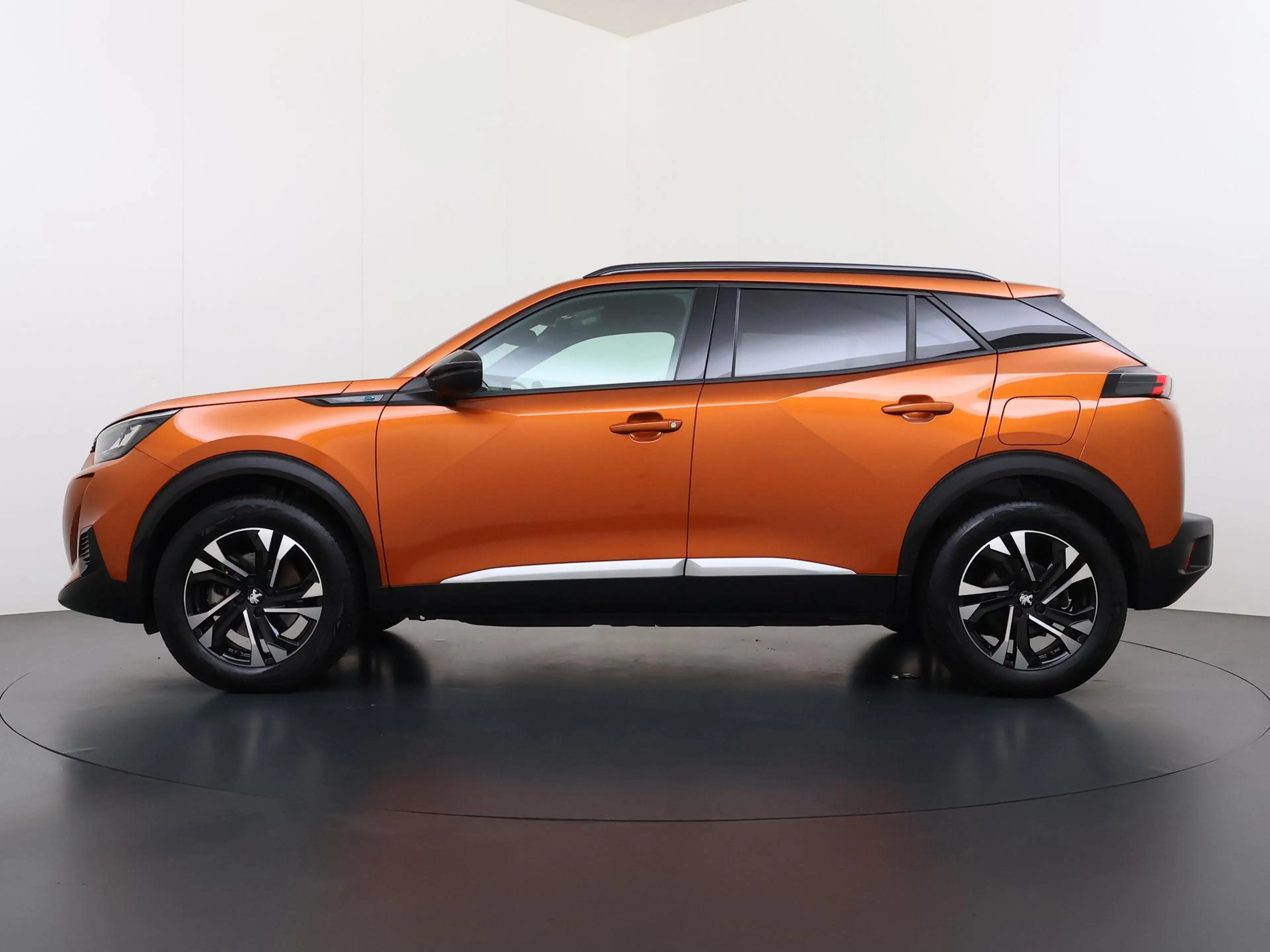Peugeot e-2008 SUV Allure Pack 50 kWh 136pk | Navigatie via Apple — photo 5