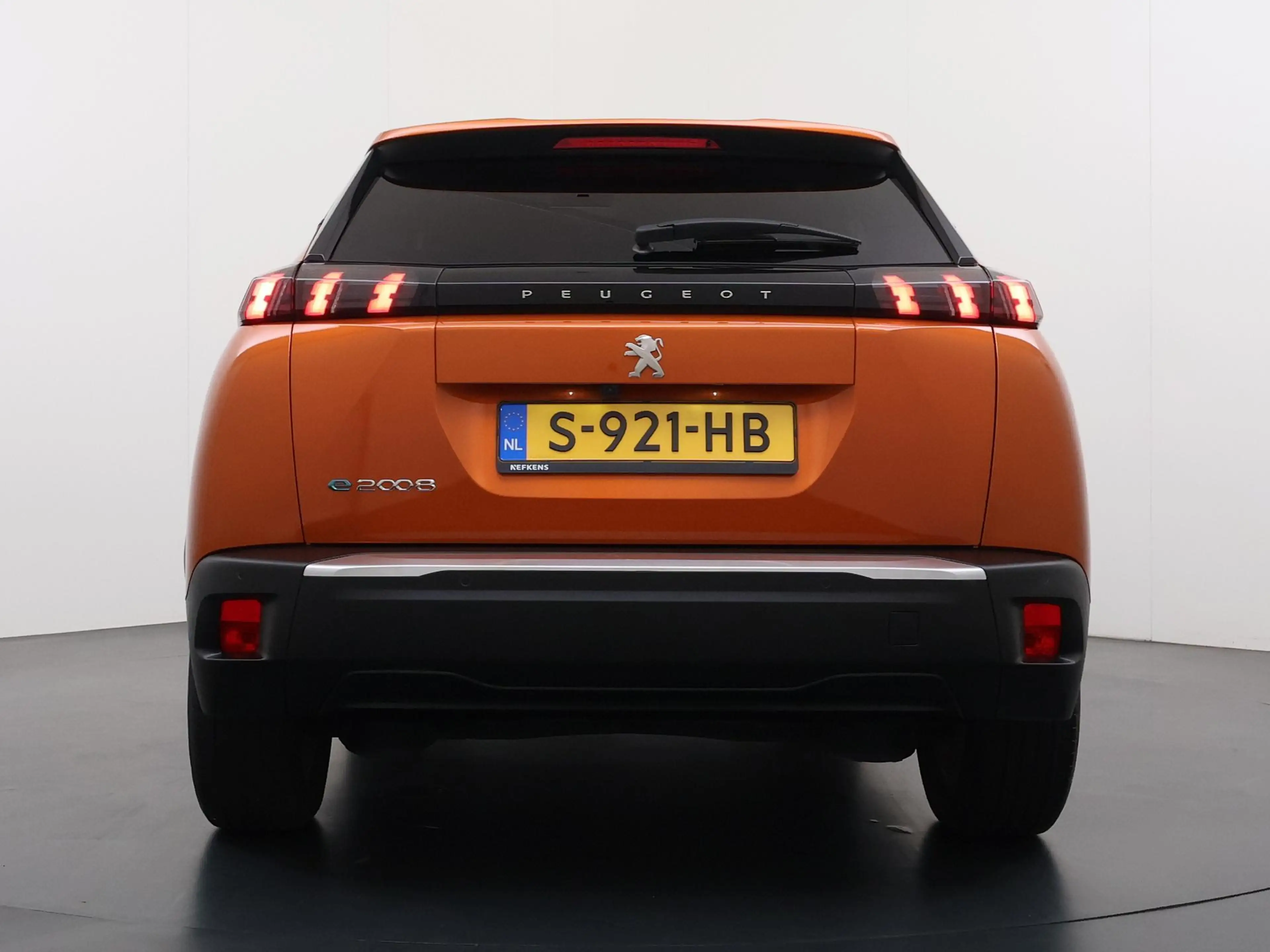 Peugeot e-2008 SUV Allure Pack 50 kWh 136pk | Navigatie via Apple — photo 7