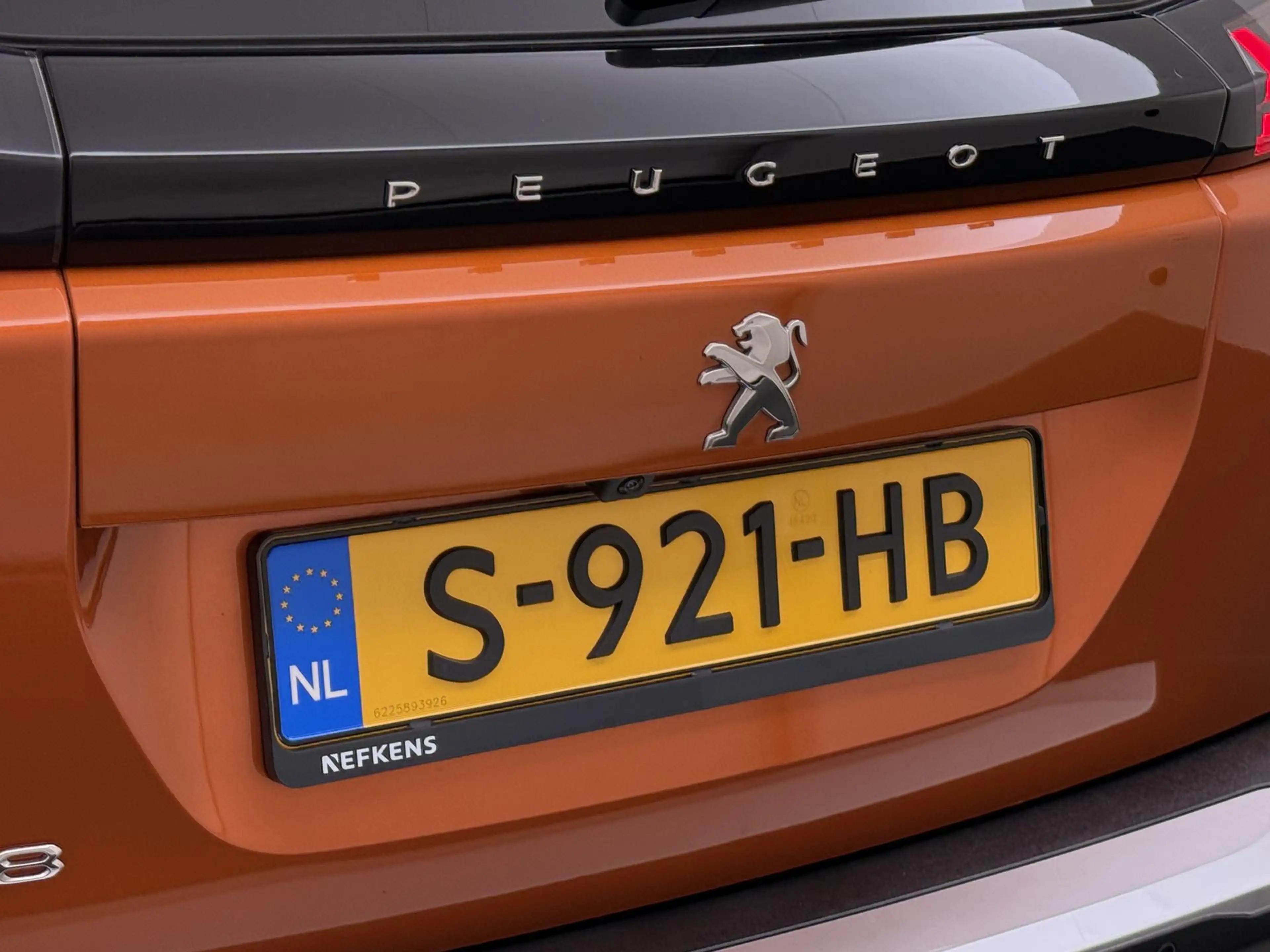 Peugeot e-2008 SUV Allure Pack 50 kWh 136pk | Navigatie via Apple — photo 11