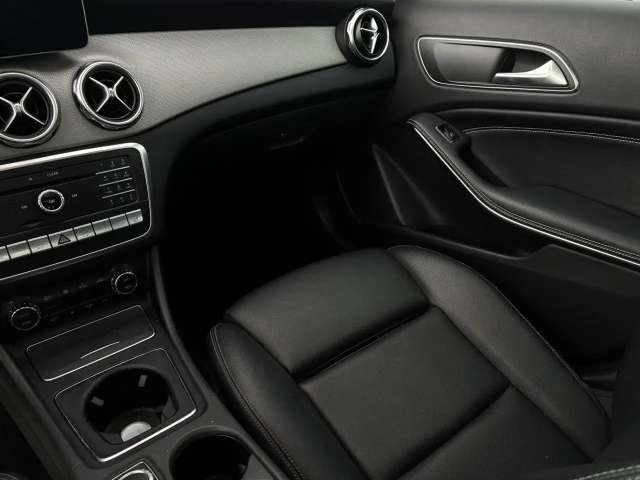 Mercedes-Benz GLA снимка Mercedes-Benz GLA