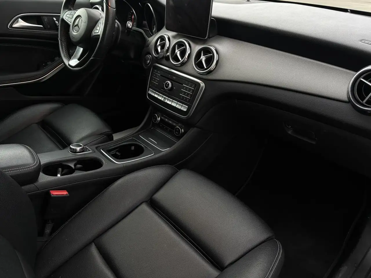Mercedes-Benz GLA снимка Mercedes-Benz GLA